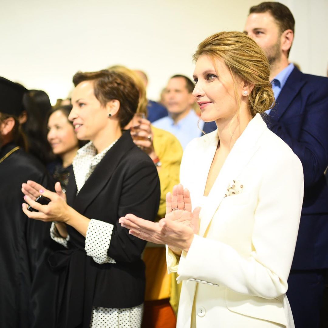 Олена Зеленська показала вдалий приклад урочистого total white образу