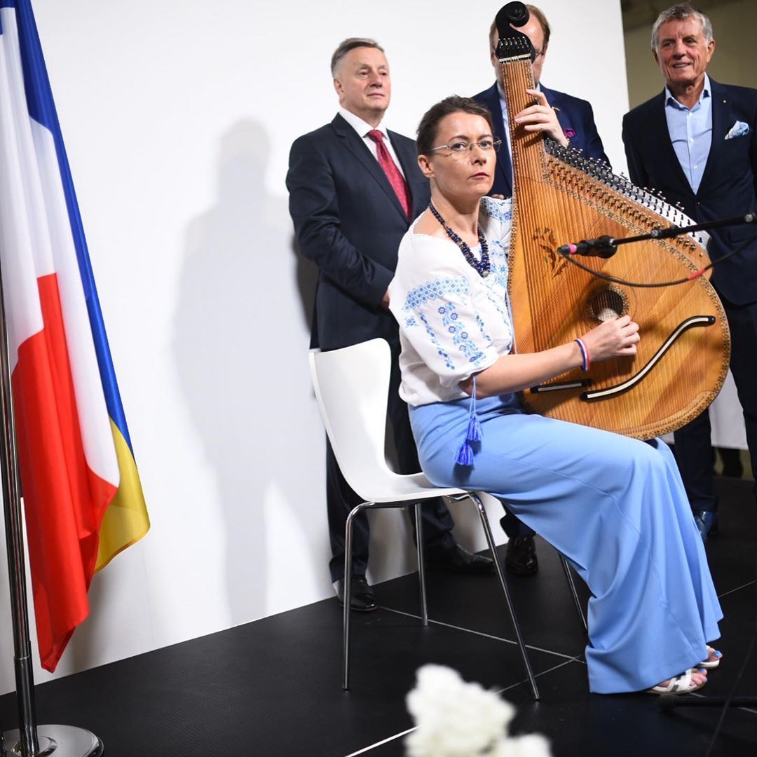 Олена Зеленська показала вдалий приклад урочистого total white образу