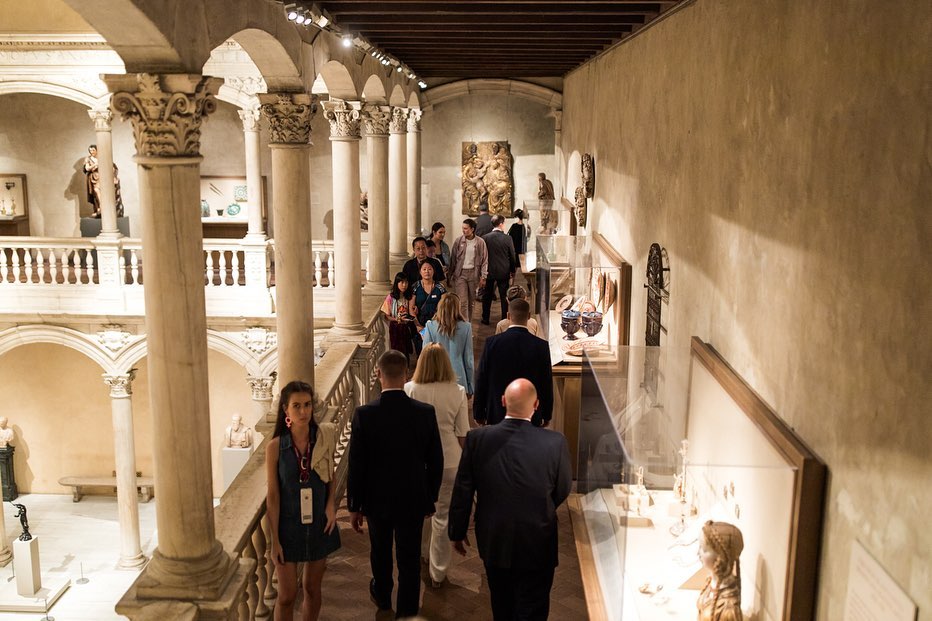 Елена Зеленская похвасталась стильными фото из Метрополитена