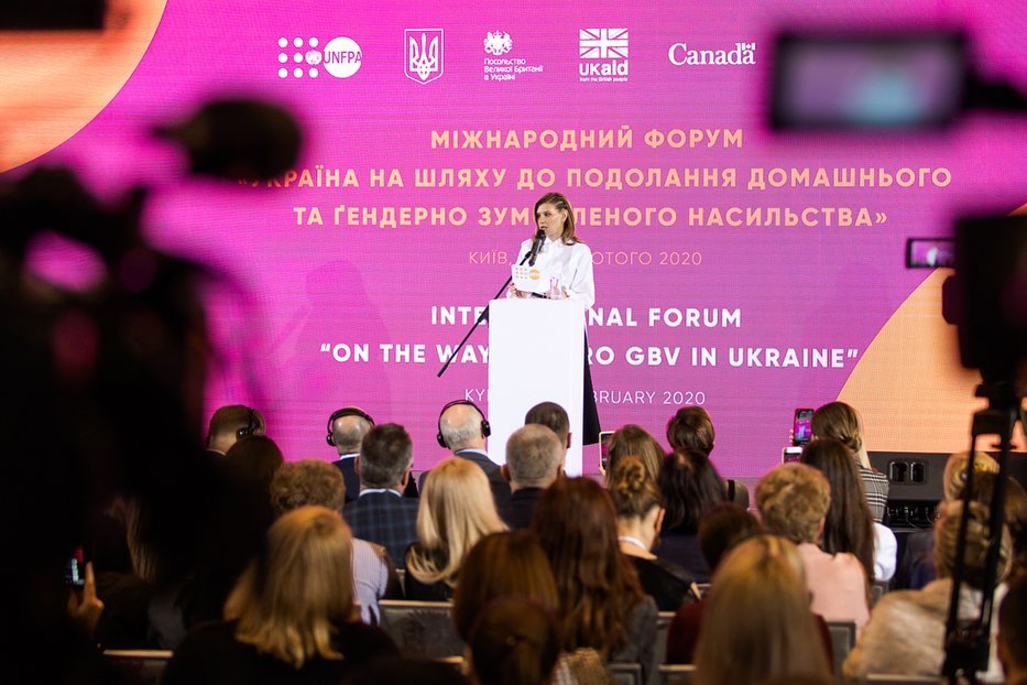 Нестандартный ход: Елена Зеленская в афро-косичках появилась на форуме против домашнего насилия