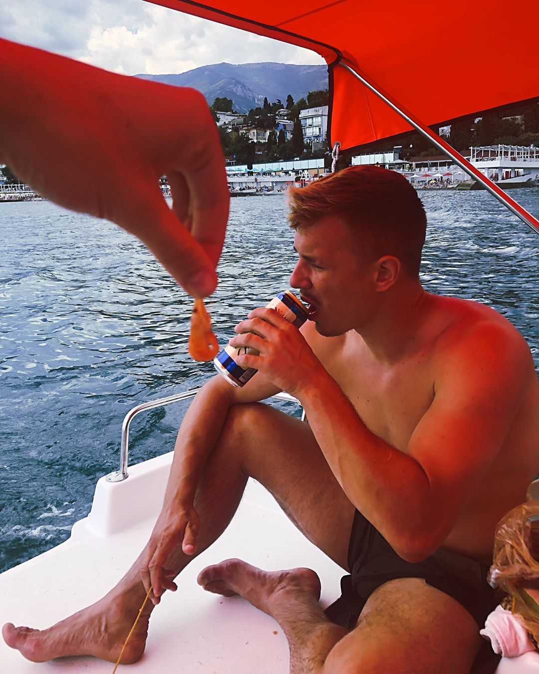 Известный украинский певец засветился на отдыхе в оккупированной Ялте (фото)