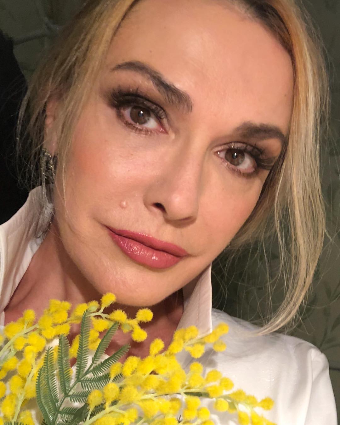 Перлина України: Ольга Сумська підкорила квітучим зовнішнім виглядом