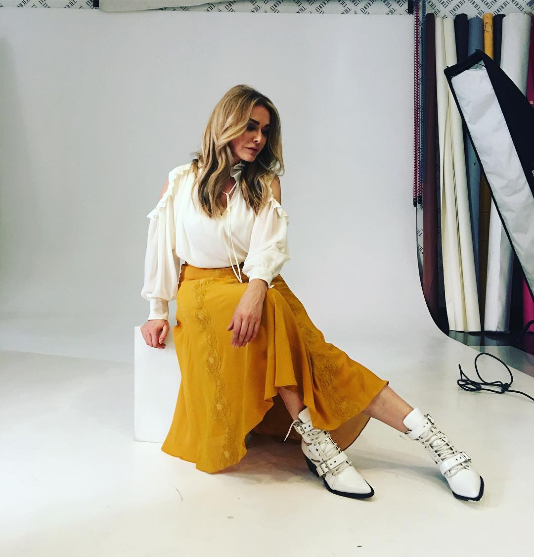 Нестареющая Ольга Сумская покорила романтичным образом в съемке для глянца