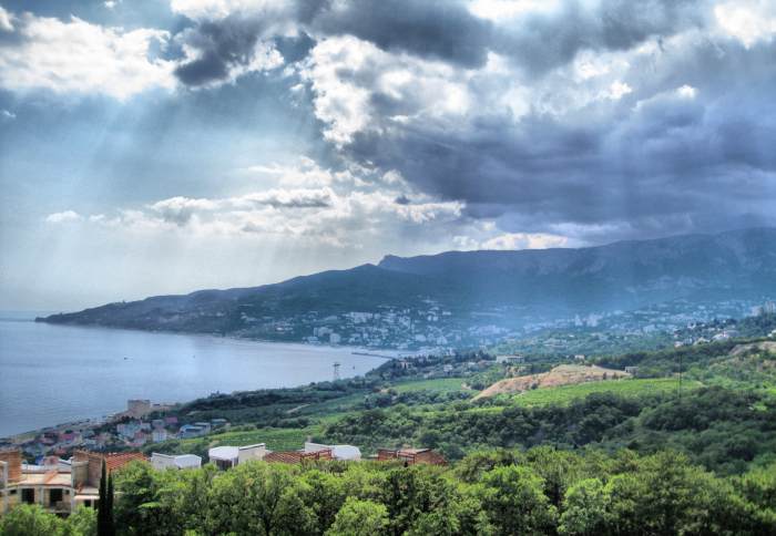 Экс-жена Януковича живет в шикарном особняке в Крыму: подарил Путин