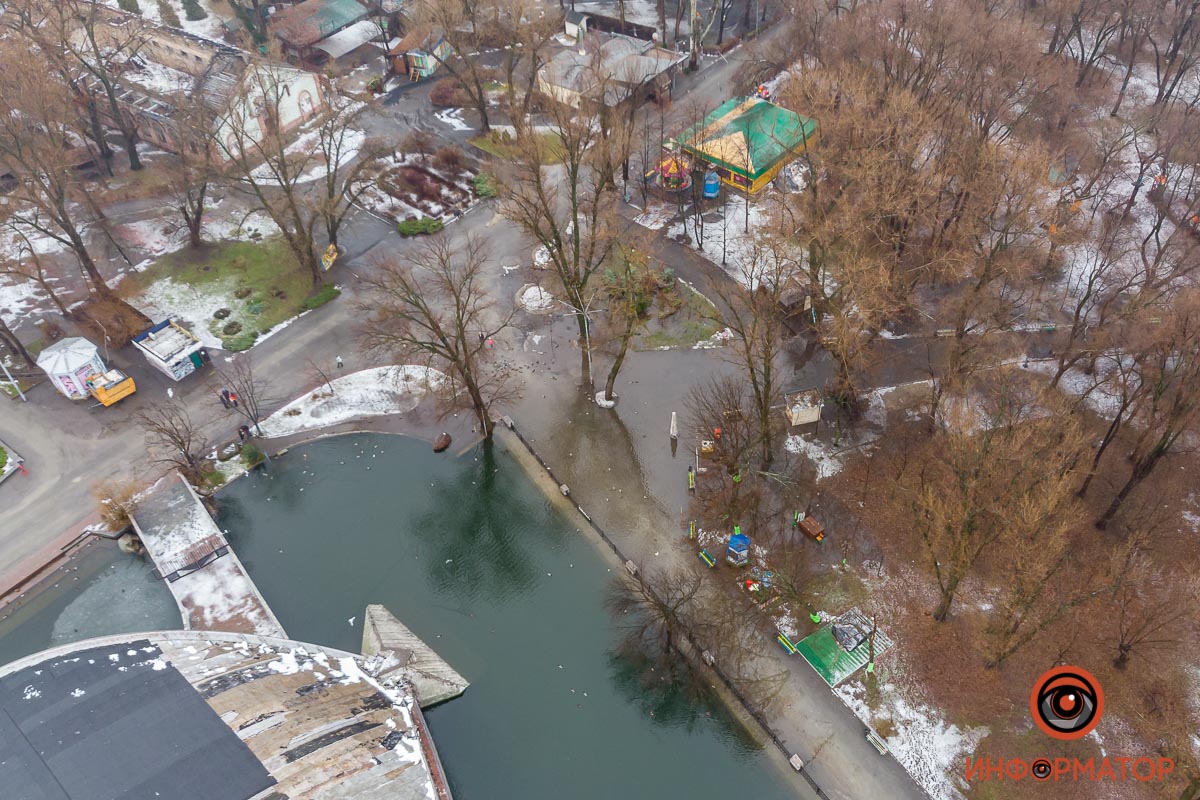 В затопленном парке в Днепре по пешеходных дорожках плавают утки (фото, видео)