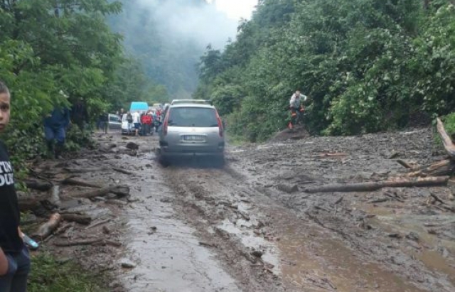 В Закарпатской области прошли дожди с градом, оползень перекрыл трассу госзначения