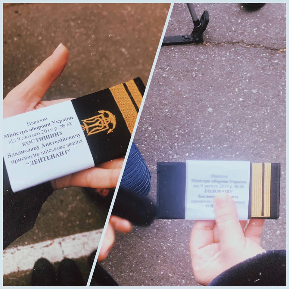 Порошенко поздравил 2 пленных моряков-курсантов с новыми званиями