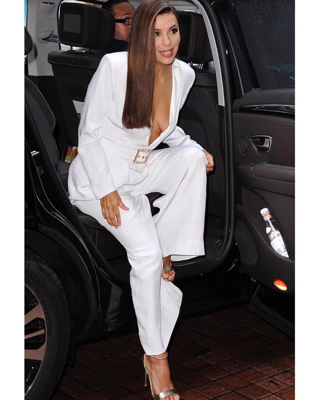 Белая магия: 44-летняя Ева Лонгория подчеркнула яркую внешность стильными светлыми нарядами