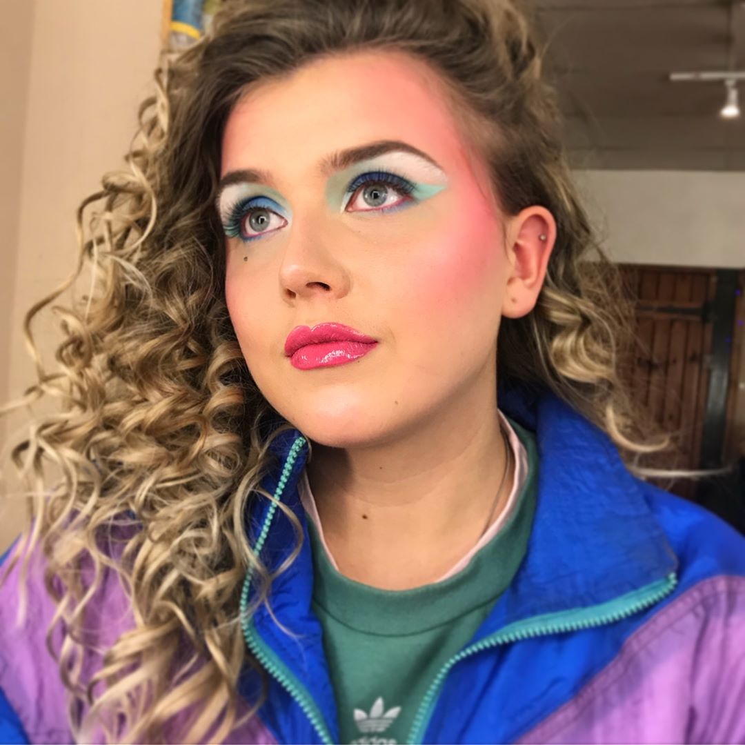 Різнобарвна грайливість: у мережі "сходять з розуму" за макіяжем в стилі 80-х (яскраві фото)