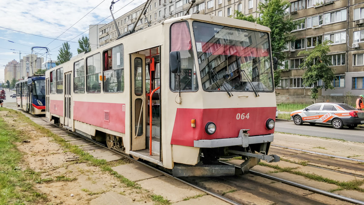 Жінка випала на ходу: у київському трамваї відмовили гальма