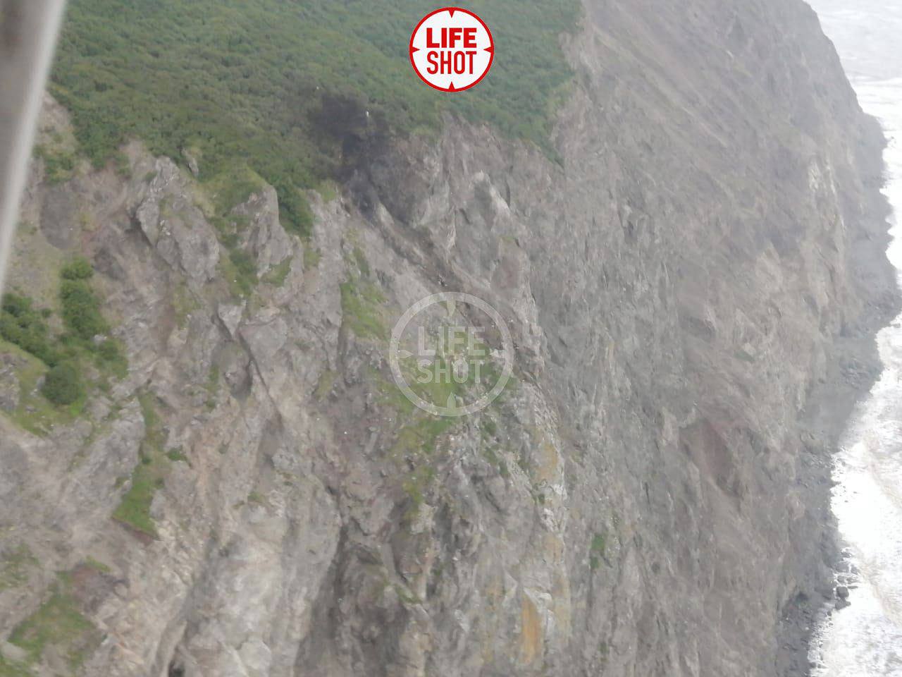 Появилось первое фото с места аварии пассажирского самолета Ан-26