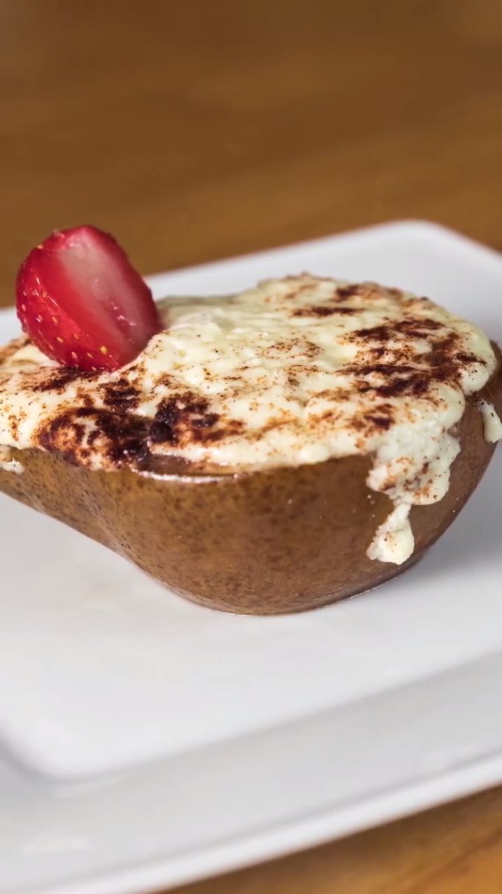 Идеальный десерт для новогоднего стола: рецепт груши, запеченной с сыром