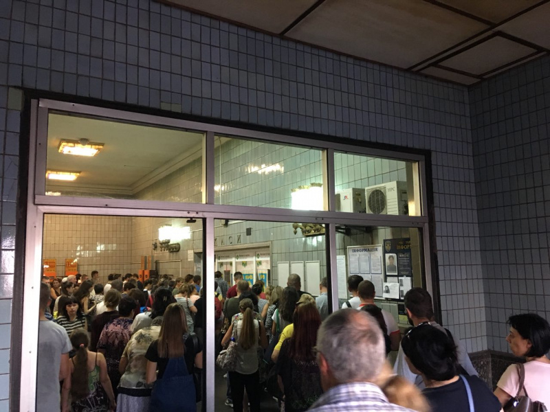 В киевском метро образовались очереди