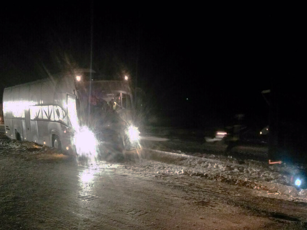 Из-за снежных заносов в Днепропетровской области застрял автобус с детьми