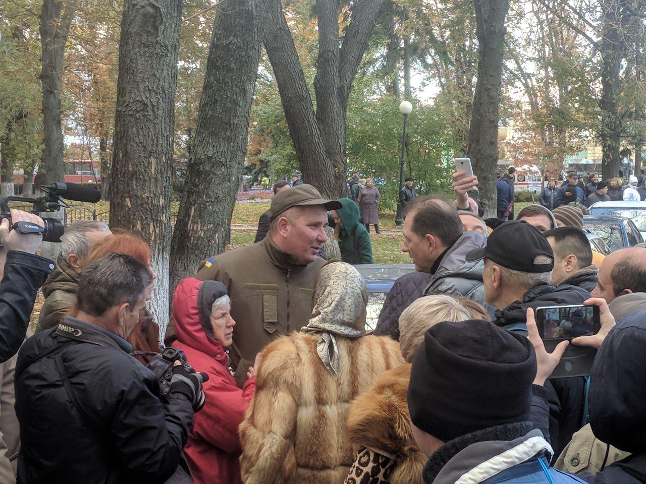 Під Радою мітингувальники намагаються розблокувати машину зі звукопідсилювальною технікою