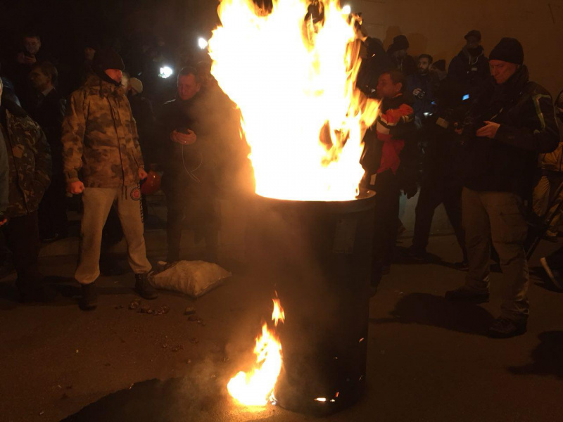 Сторонники Саакашвили принесли бочки и покрышки под здание СБУ