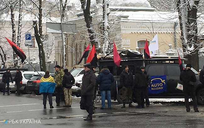 В Киеве активисты начали автопробег к дому Порошенко