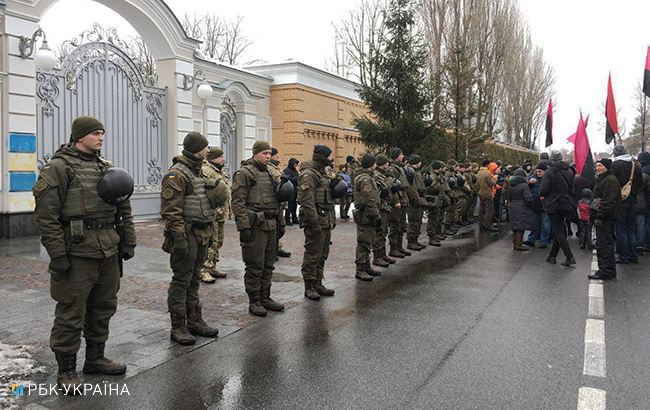 Активисты провели акцию за импичмент возле дома Порошенко