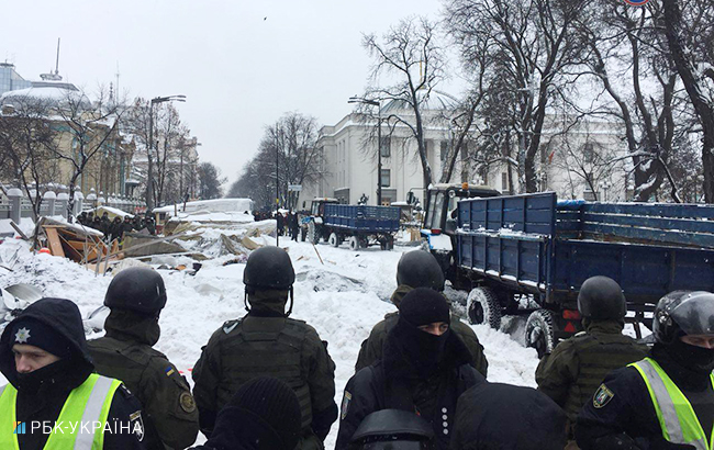 Палаточный городок под Радой разбирают бойцы Нацгвардии