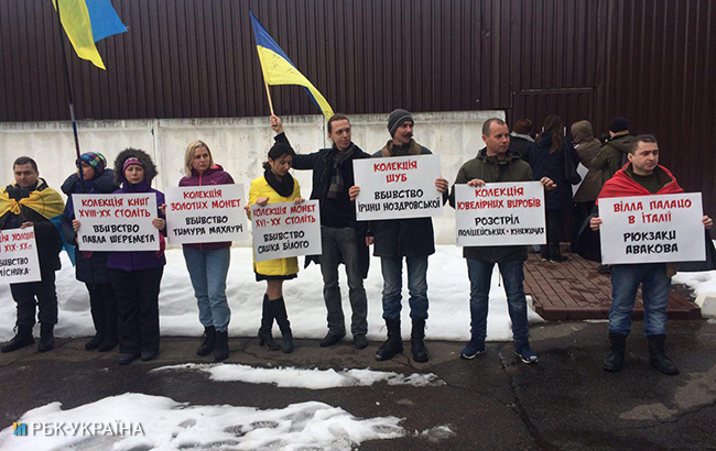 Активисты начали пикетировать дом Авакова