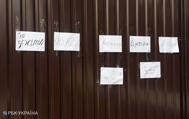 Активисты начали пикетировать дом Авакова