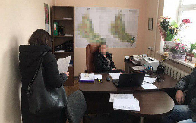 У Київській області посадовців однієї з міськрад викрили на хабарі
