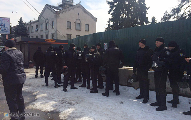 В будівлі бази "Азов" проводять обшуки