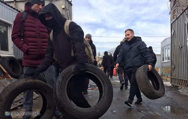 На базе "Азова" завершились обыски и начали разбирать баррикады