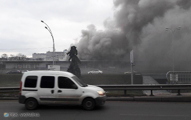 Пожар на "Левобережной": возле станции метро горят киоски