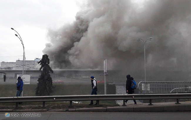 Пожар на "Левобережной": возле станции метро горят киоски