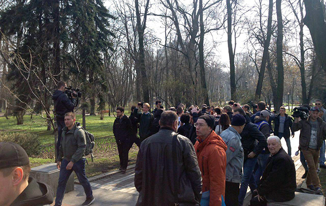 В Киеве произошла потасовка возле памятника Ватутину