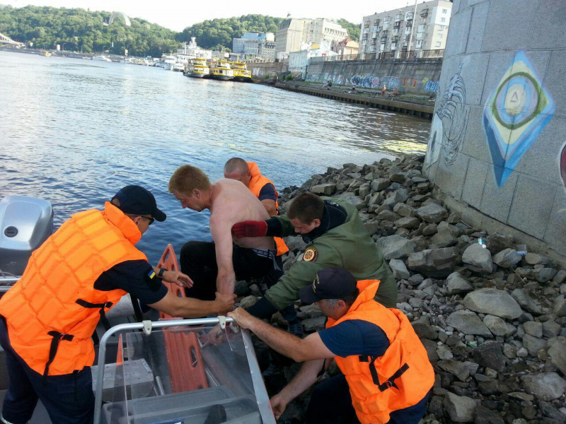 В Киеве водолазы спасли жизнь двум мужчинам
