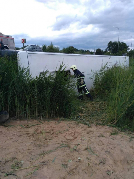 В Ровенской области перевернулся автобус с 53 пассажирами