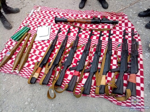 В Мариуполе полиция обнаружила тайник боевиков с оружием, похищенным в Крыму