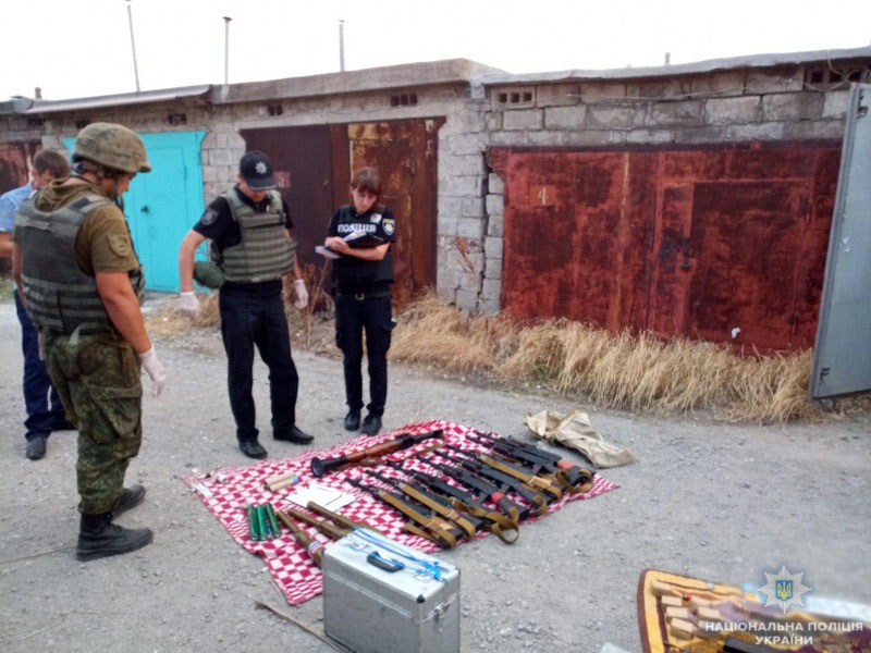 В Мариуполе полиция обнаружила тайник боевиков с оружием, похищенным в Крыму