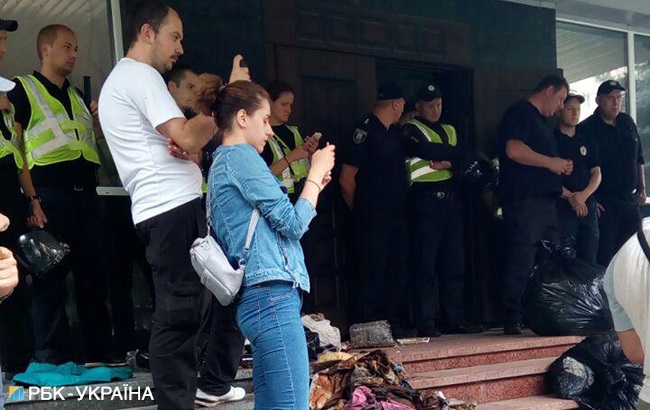 Активисты С14 принесли мусор под здание Голосеевского управления полиции