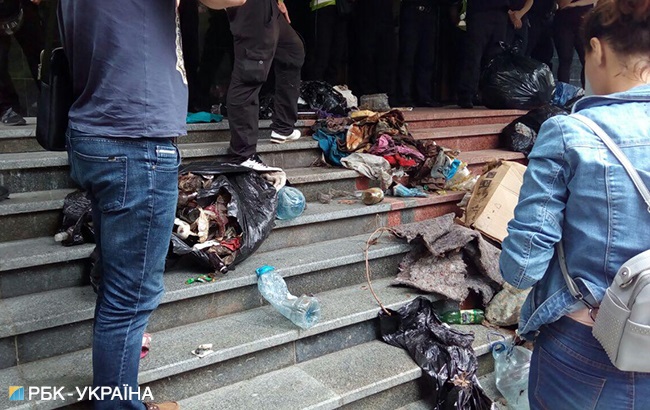 Активисты С14 принесли мусор под здание Голосеевского управления полиции