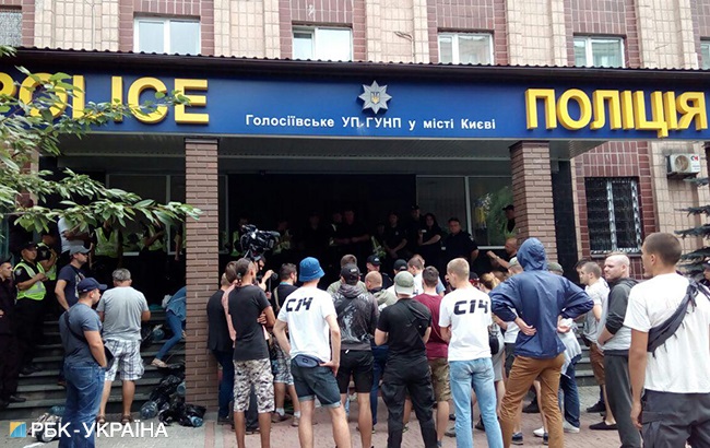 Активисты С14 принесли мусор под здание Голосеевского управления полиции