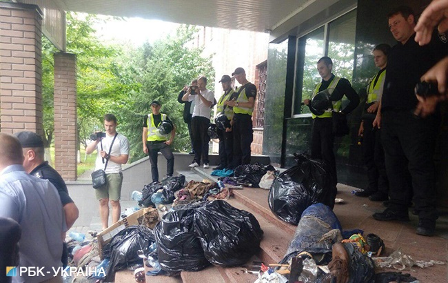 Активисты С14 принесли мусор под здание Голосеевского управления полиции