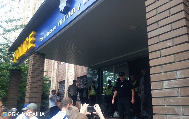 Активисты С14 принесли мусор под здание Голосеевского управления полиции