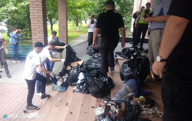 Активисты С14 принесли мусор под здание Голосеевского управления полиции