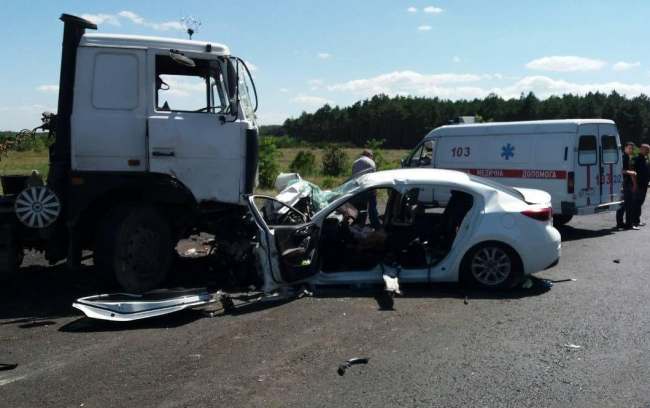 У Херсонській області зіткнулись вантажівка та автомобіль, загинули двоє дітей