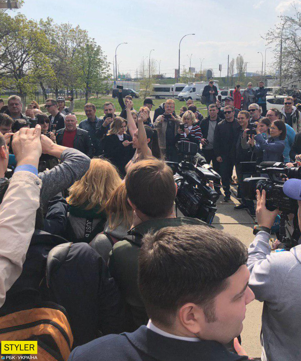 Зеленського атакувала вагітна активістка Femen: фото та відео