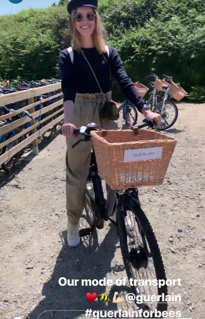 Словно пчелка: неугомонная Наталья Водянова покоряет сеть новым стильным нарядом