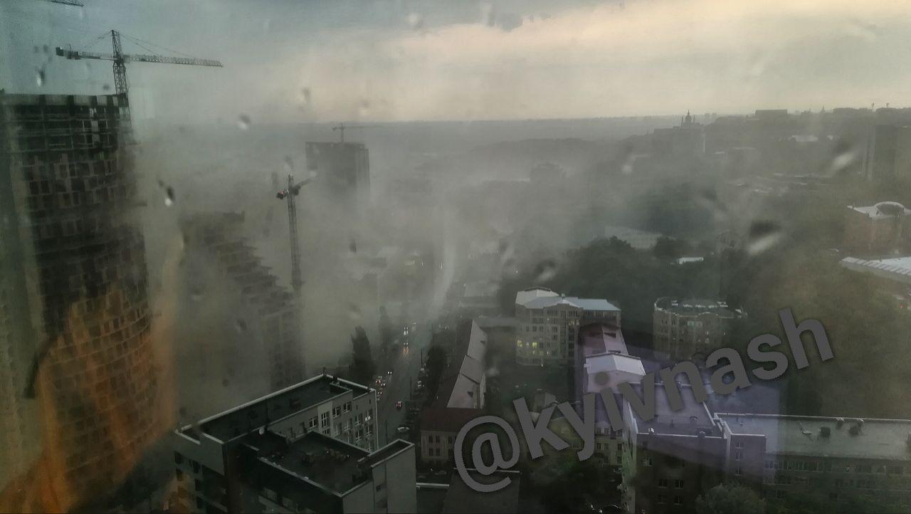 На Київ обрушилася руйнівна гроза: відео та фото стихії