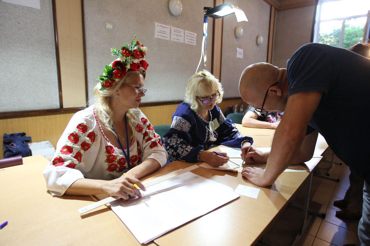 Савченко на выборах поддержали три человека: накануне нардеп рассказала о "титушках" (видео)