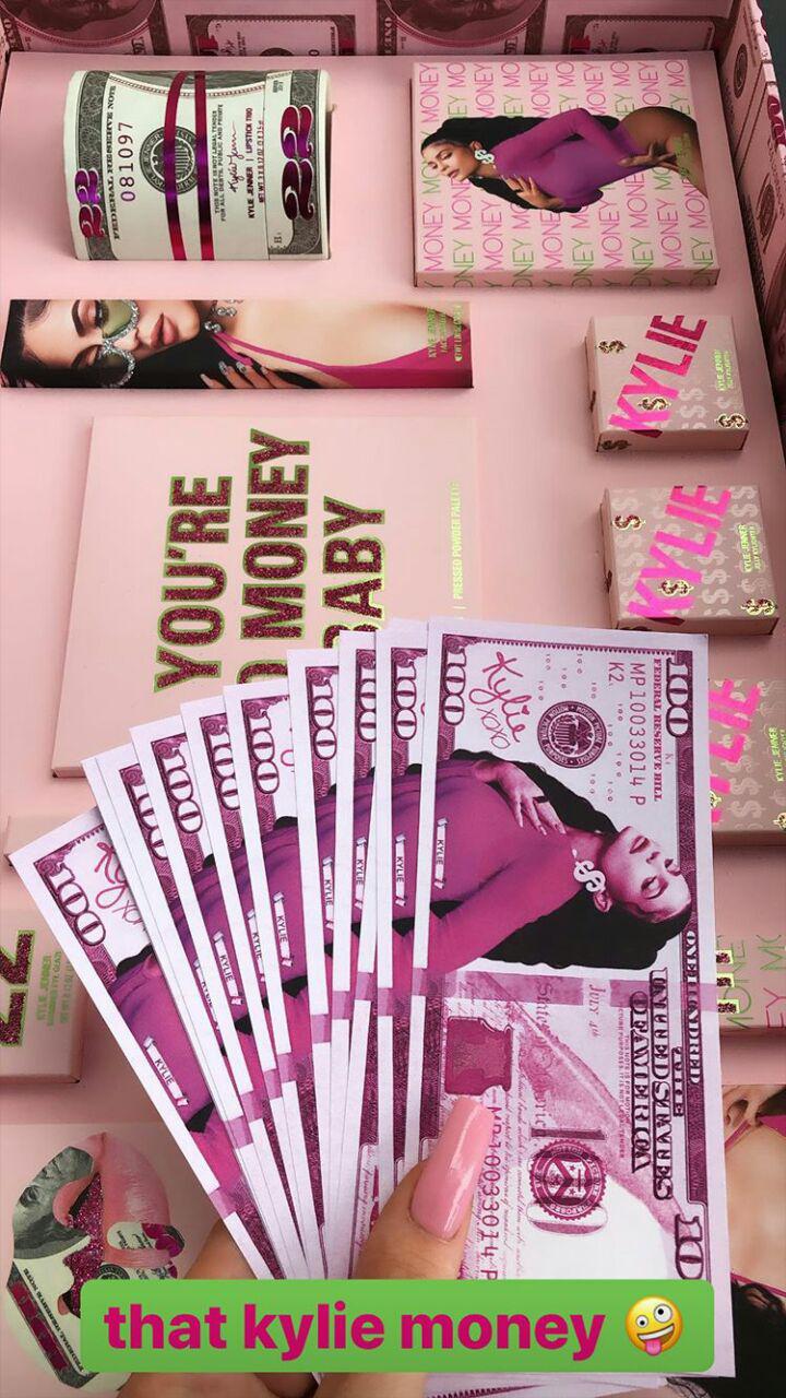 Все деньги мира: Кайли Дженнер взорвала сеть роскошным нарядом в виде купюр