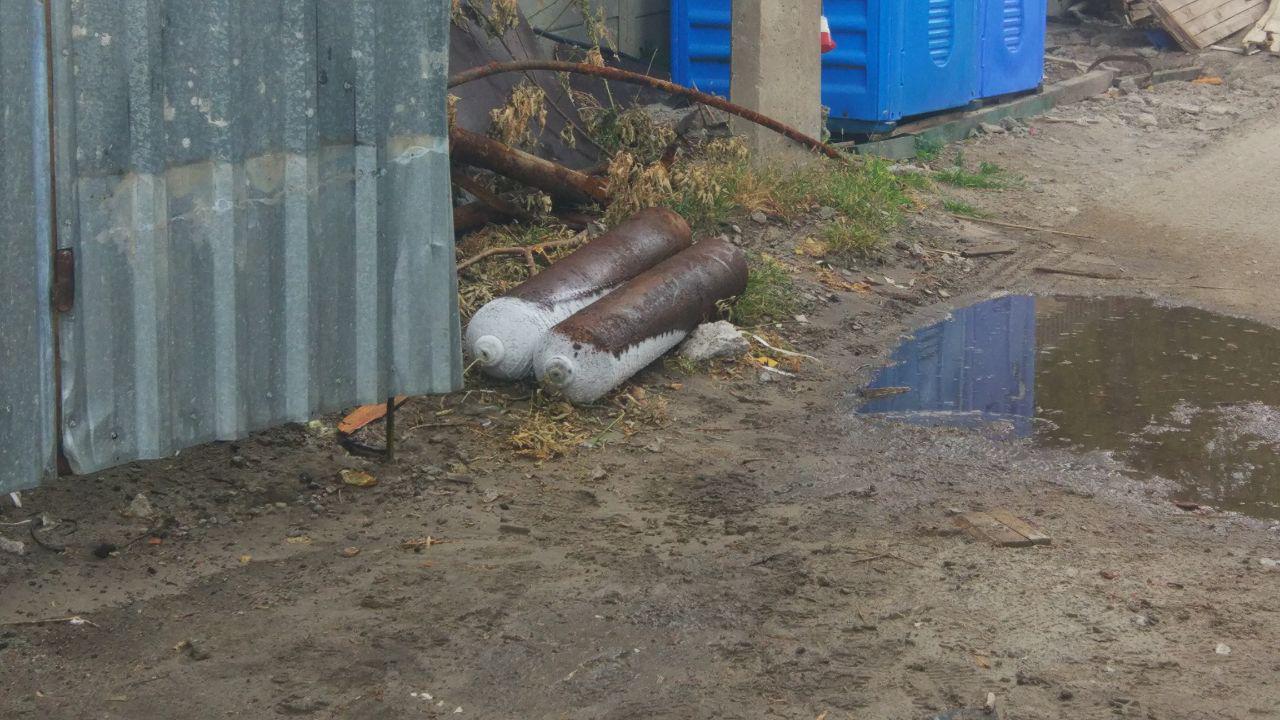 В Киеве экскаватор повредил баллоны с едкими веществами: жителей эвакуировали