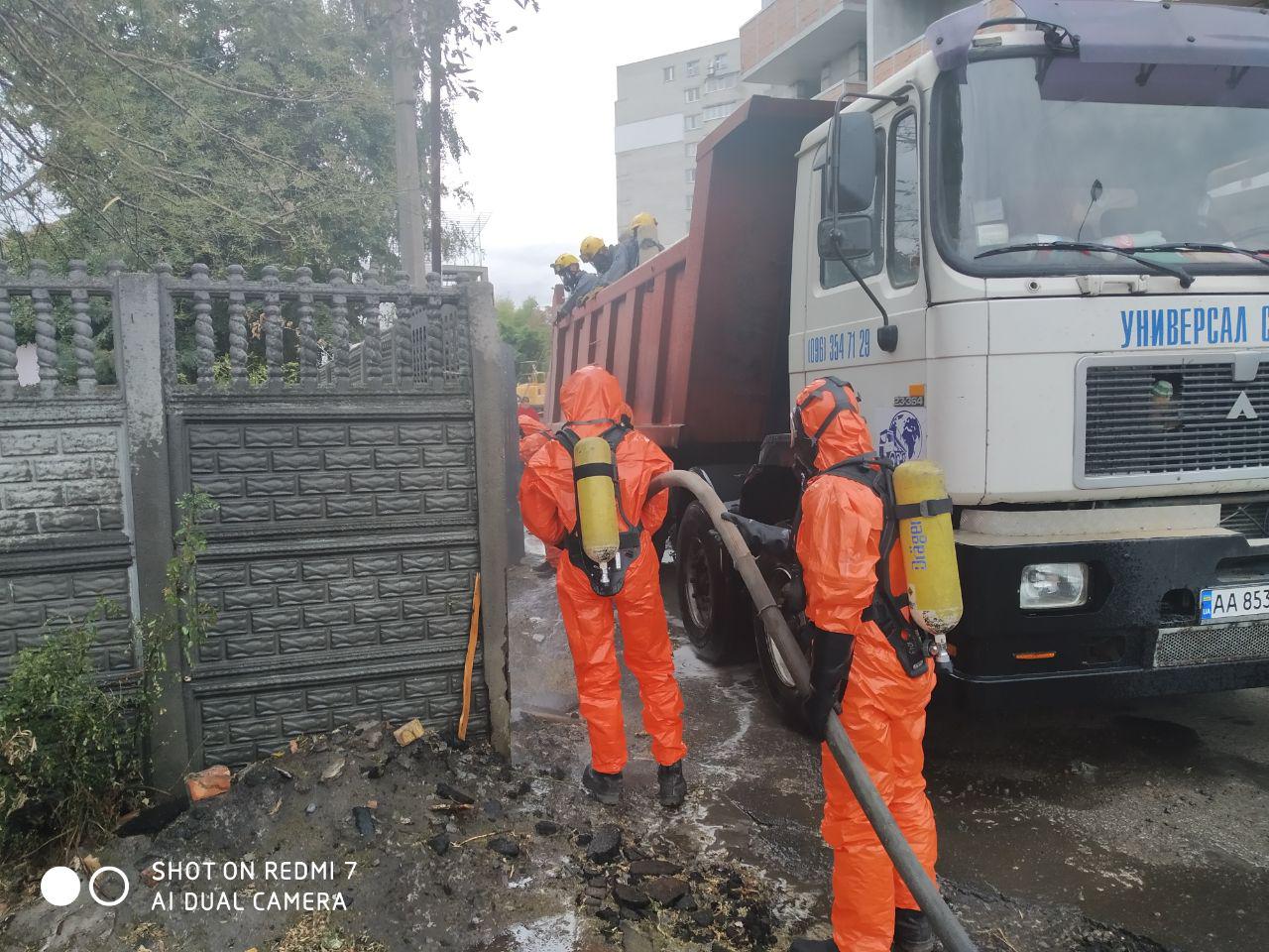 В Киеве экскаватор повредил баллоны с едкими веществами: жителей эвакуировали