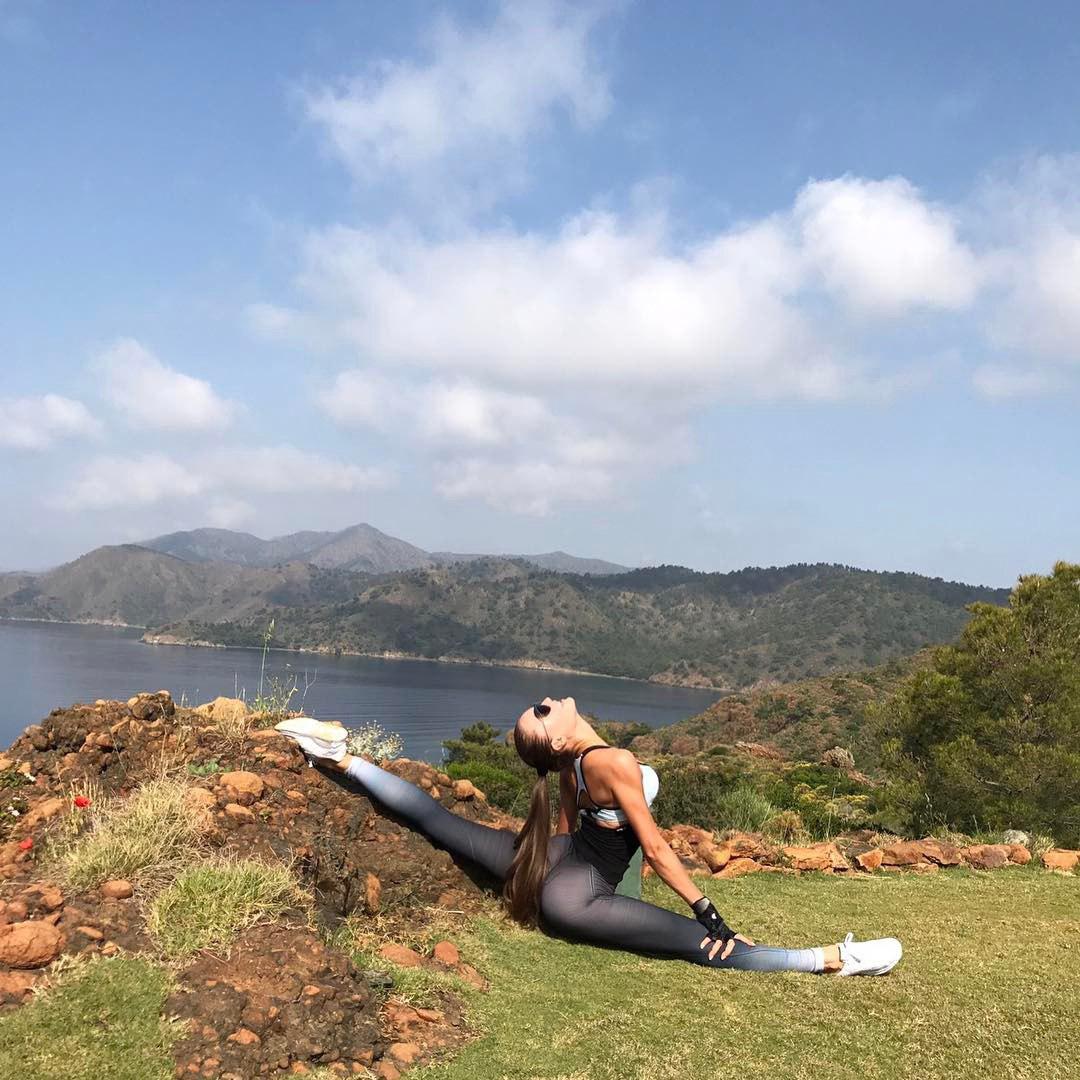 Мисс Украина 2019 светит ягодицами в шпагате... и вышивает иконы